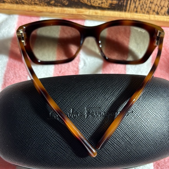 BRAND NEW SALVATORE FERRAGAMO SUNGLASSES - Picture 6 of 8
